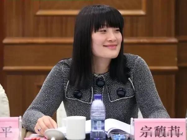 地主家的傻大姐宗馥莉，前无古人，后也难超越。老爸棺材板还没躺热乎，宗大小姐就干了