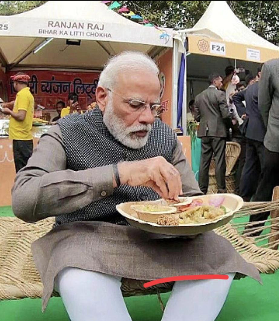 莫迪吃饭的方式很印度，用手抓着吃。都说女人的心思比较细腻，可是佩通坦和哈里斯招