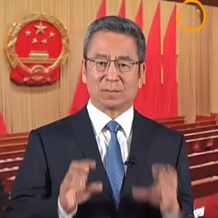 白岩松直言：农民每月200元基本养老金，确实太低了近日，央视主持人白岩松在2