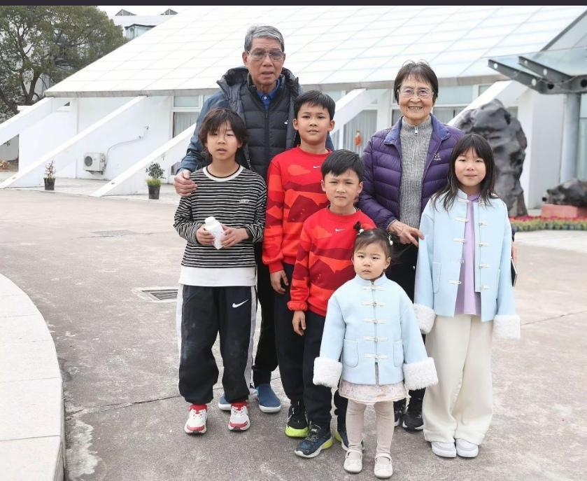 这里有没有未来的武磊未来的张琳芃或者孙雯？我们看到这张照片是徐根宝夫妇和得意门生