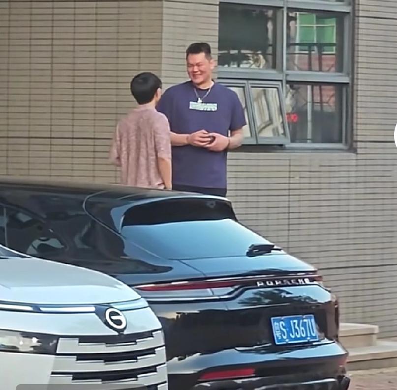 小老板约谈朱芳雨，宏远拉拉队就是另类，高价球迷叛逃不影响球市广东队大外援还没