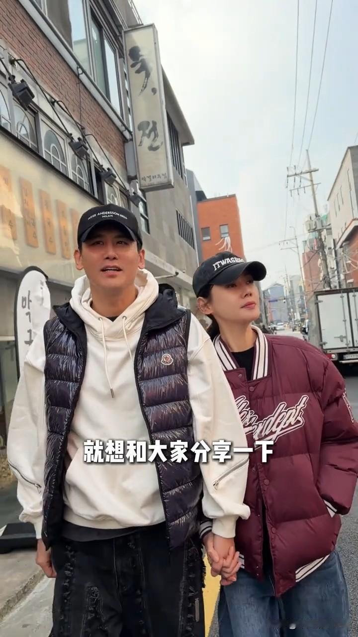 12月11日，秋瓷炫更新与老公于晓光一起在韩国首尔逛街买衣服的vlog。视频中，