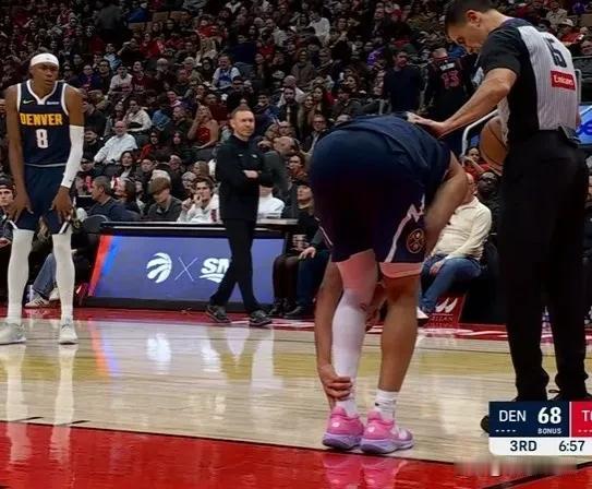 再伤真没人了！今天NBA常规赛掘金对阵猛龙的比赛中，伤兵满营的掘金队再遭重大打击