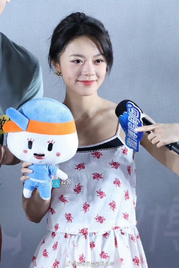 赵今麦骨子里是有美貌基因的，只是她的造型师似乎努力错了方向，其实很简单，换个发型