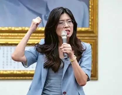 中国“国民党主席”郑丽文正式宣布，要以个人名义向日本震区捐款。对此，国民党文传会