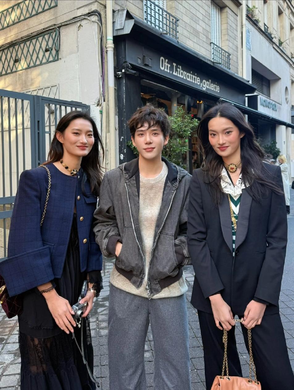 王安宇和俩女孩合影，身高被全面碾压！俩女孩的气场好大，衬的王安宇倒像是个粉丝了。