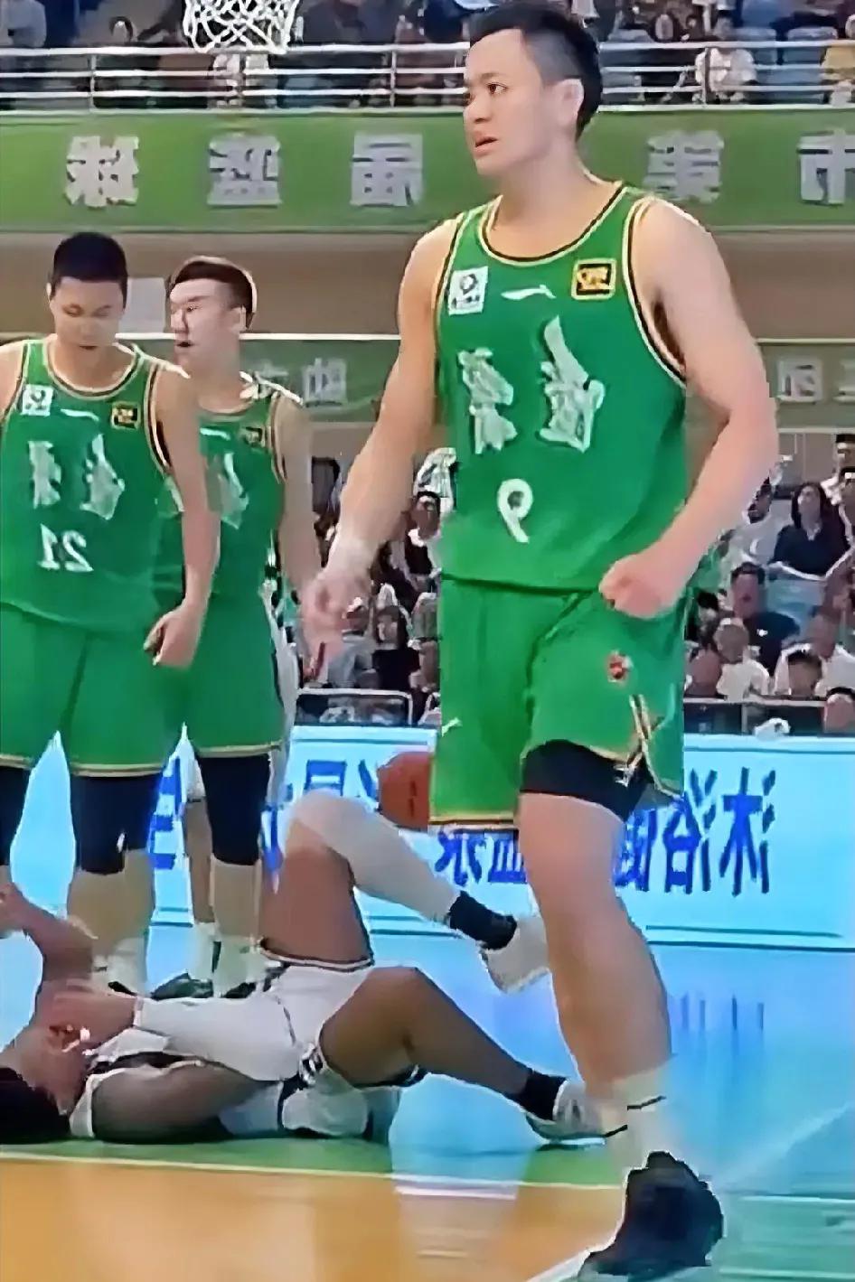辽宁队之所以在四国邀请赛全胜！我认为跟两个人是分不开的！没错！这两个人就是我们