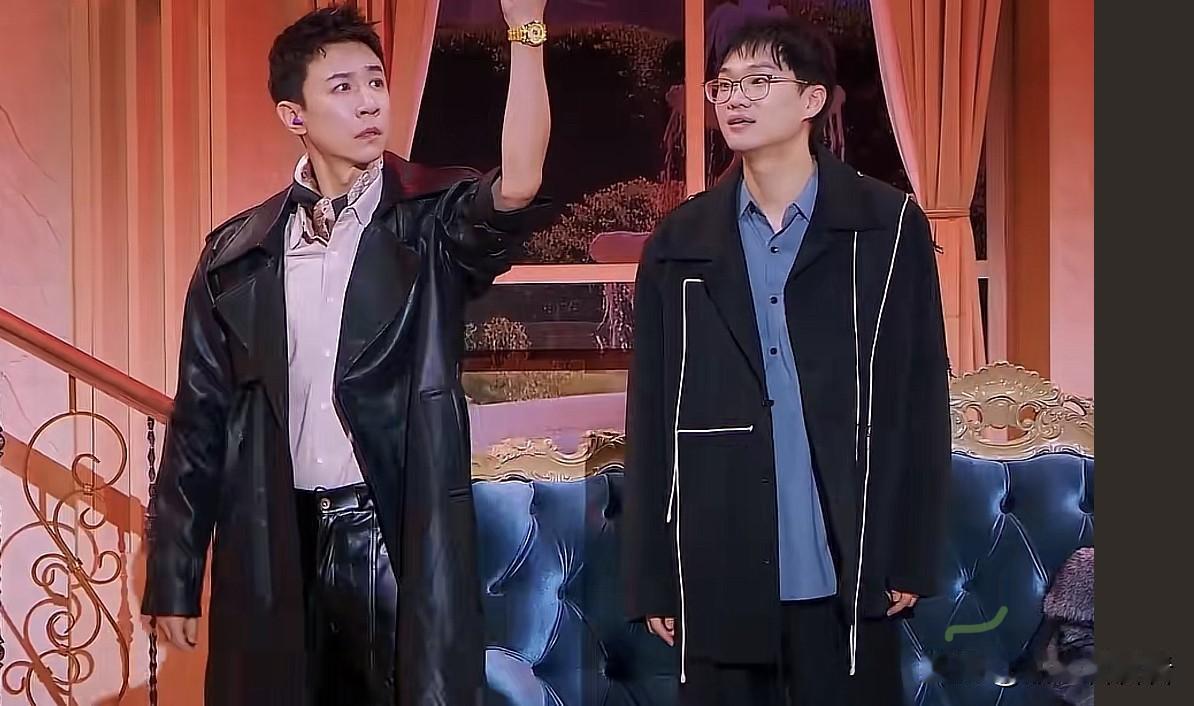 董璇的老公张维伊上新综艺节目让他火了，他这是在玩自己的梗呀！两只胳膊共戴了五块