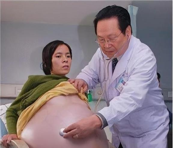 2009年，怀胎12个月的女人，在丈夫的陪同下挺着巨肚，来到了广州医院检查，没想