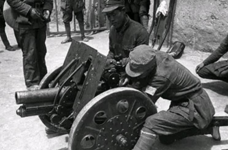 1940年，八路军115师686团炮弹告急，炮弹只剩3发，团长张仁初急得团团转。