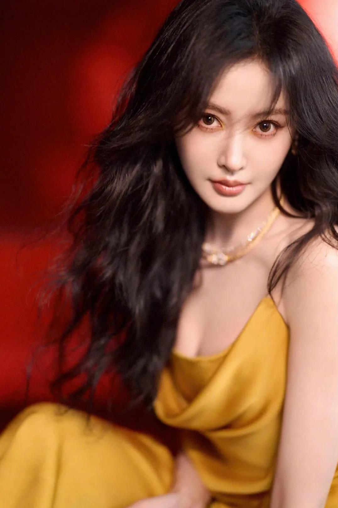 张天爱穿黄色吊带开叉裙，长发微卷，慵懒又勾人，这身材简直要把镜头烫出洞，看一眼就