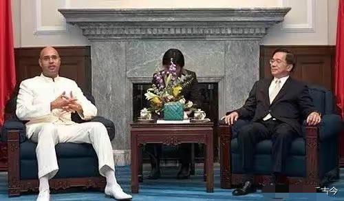 玩火者必自焚，卡扎菲的结局，早在他触碰红线时就已注定。2006年，他的儿子赛