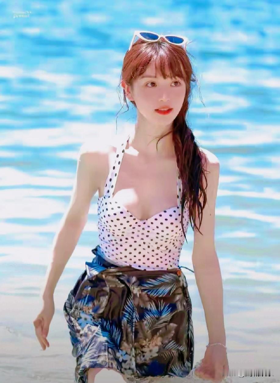 田曦薇一组海边红比基尼造型引发热议。一身亮眼红色泳装，搭配利落剪裁，尽显优越肩颈