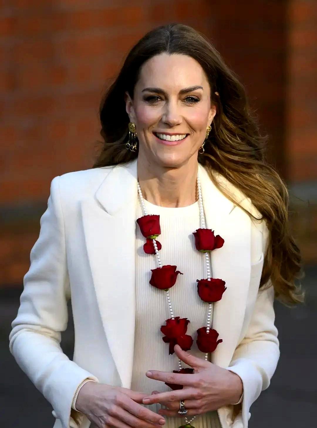 一直担心凯特被王室压得喘不过气，没想到她一出门，眼神里的光就藏不住了。她没打