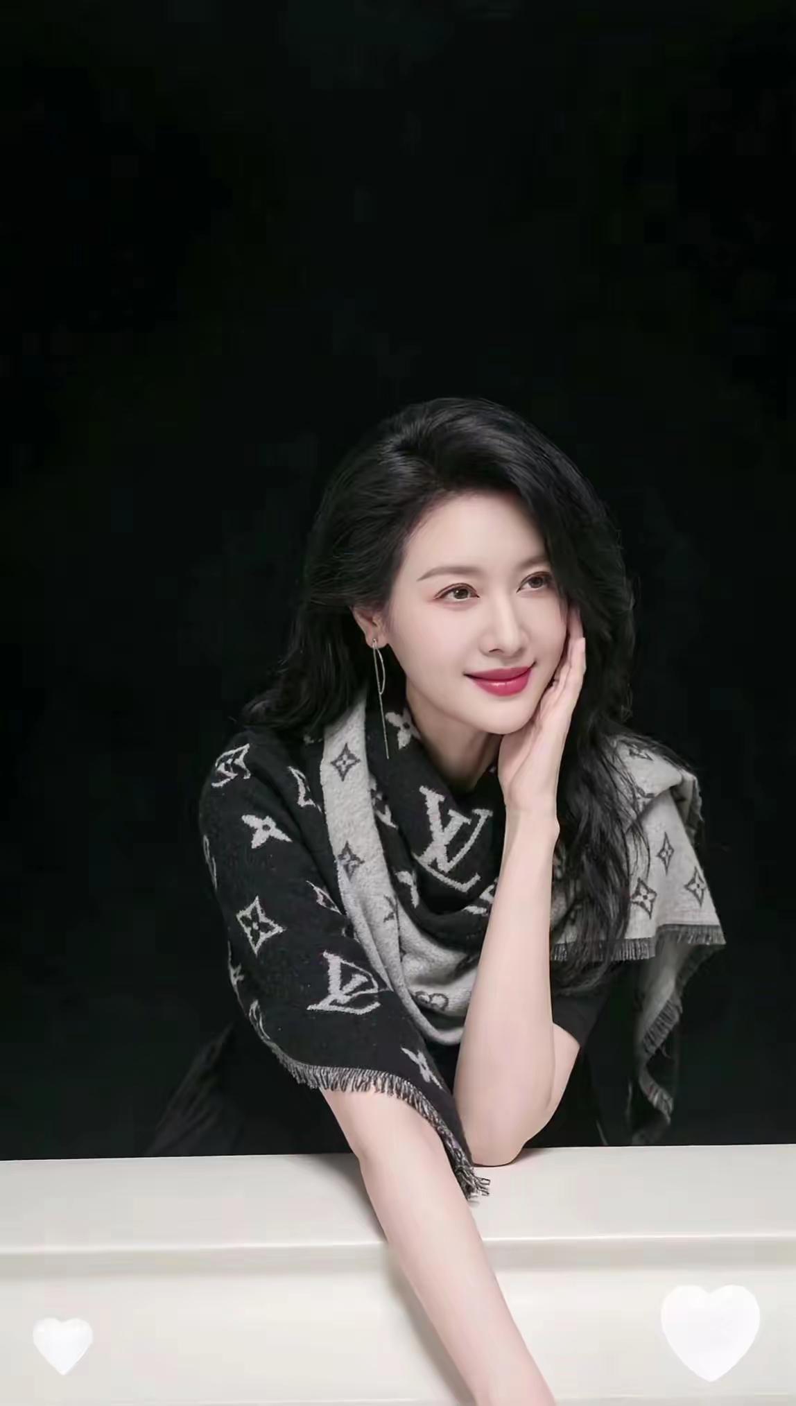 发现没有，女人主动勾搭男人，一个图的是男人的钱，有了钱就可以好好享受。买