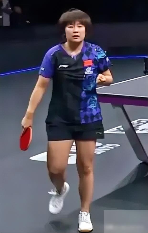 北京时间6月30日，2026WTT美国大满贯展开一场女单首轮较量，覃予萱把一支看