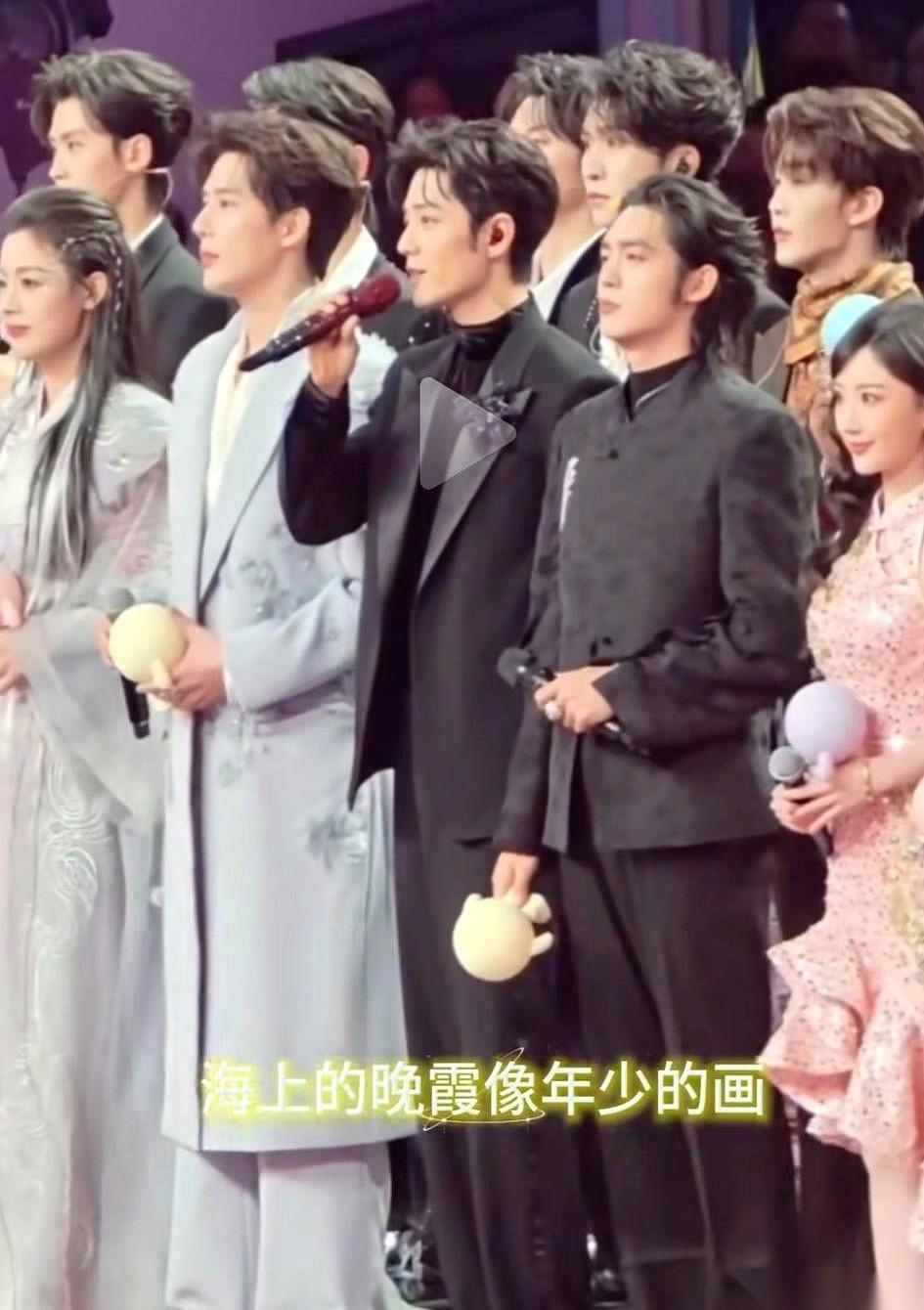 有些喜欢，真的只能活在单人cut里。我跟你讲，就那张图，简直就是大型滤镜破碎现