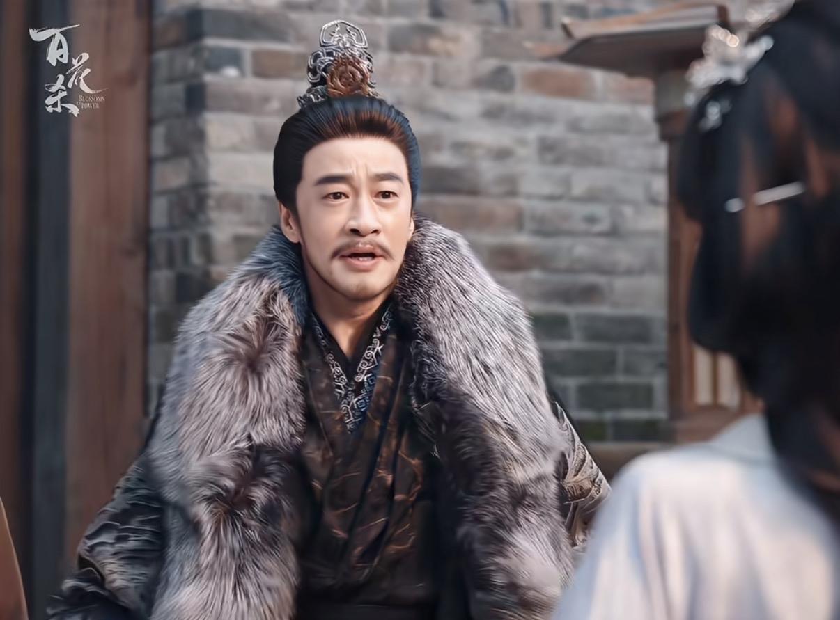 孟子义采访的时候说，何润东是被制片人骗去演她爹的。《百花杀》制片人邀请何润东