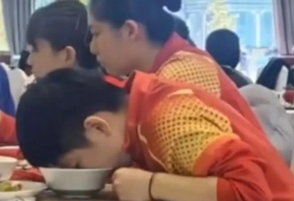 这就是乒超联赛雄安赛区的伙食情况。饺子、花卷、米饭、菜花炒肉等等，伙食状态一般