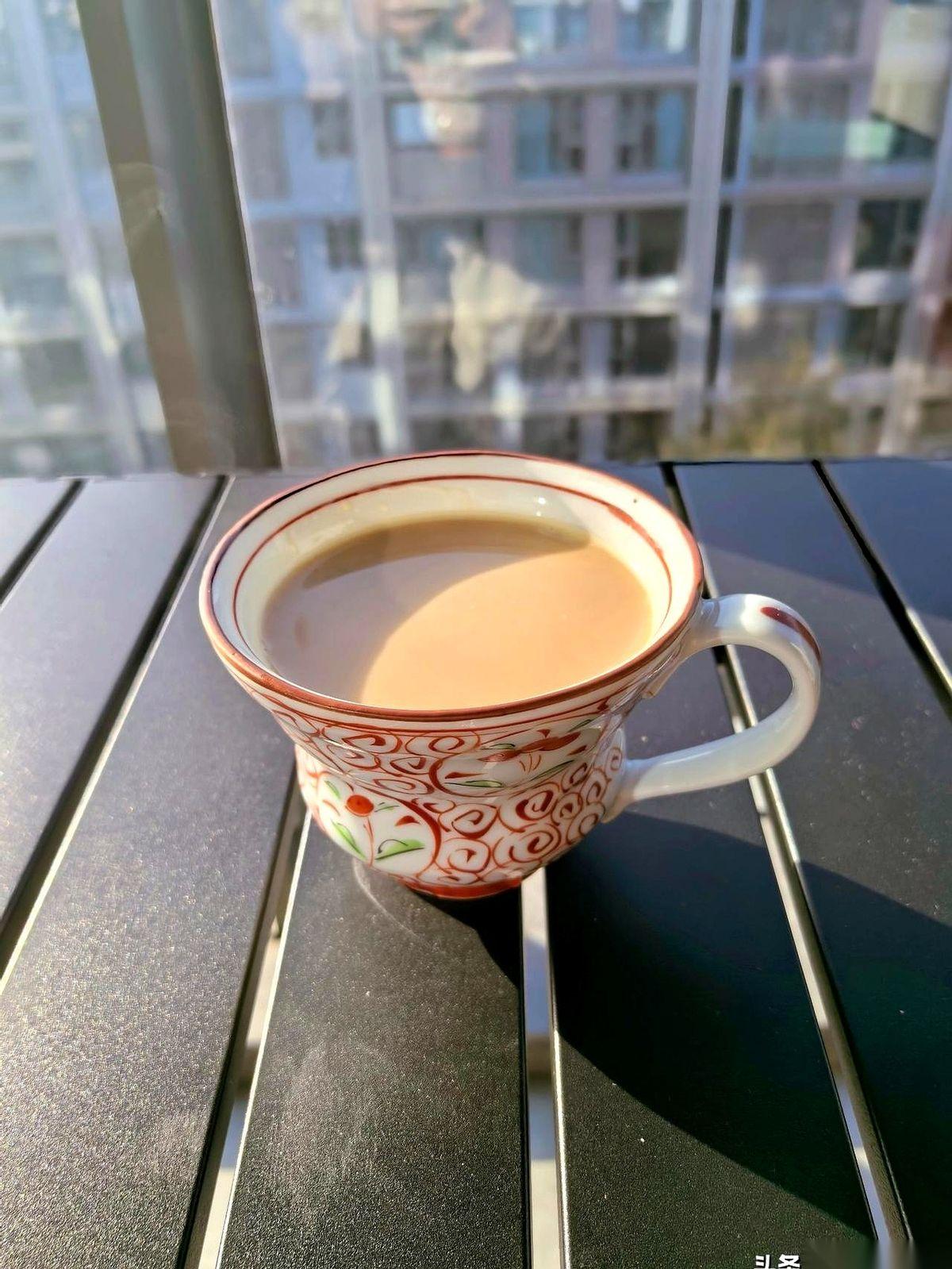 我家那位，喝咖啡就跟喝药似的，咕咚一口，目的就是提神醒脑，完事。我跟他说新买的