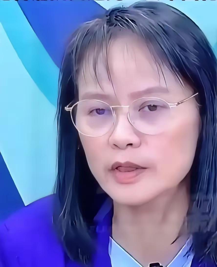 主持人尹乃菁抛出