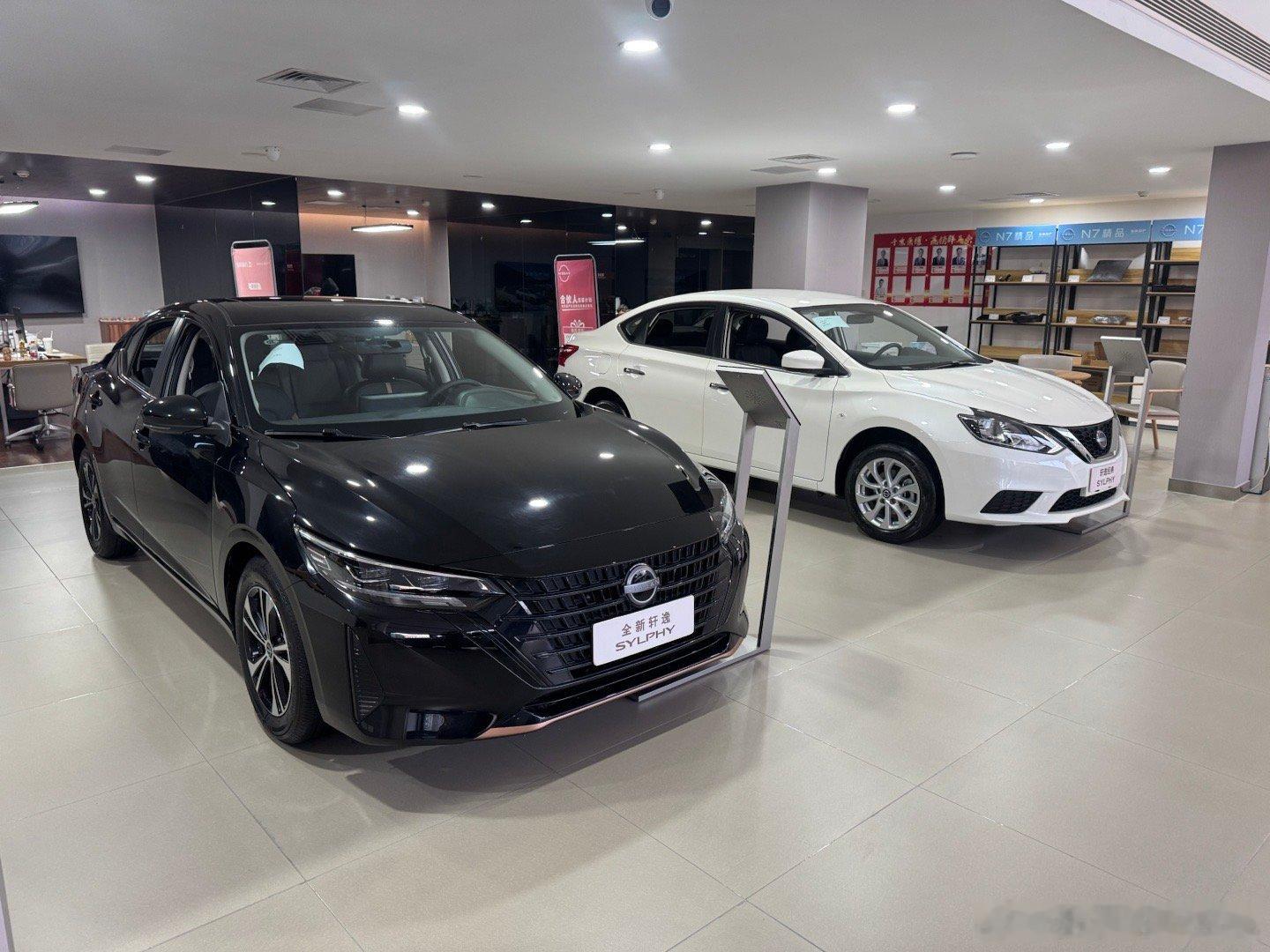 除了奇骏荣誉，日产店里现在还卖轩逸经典，就是我们口中的老轩逸，是的，它活到现在了