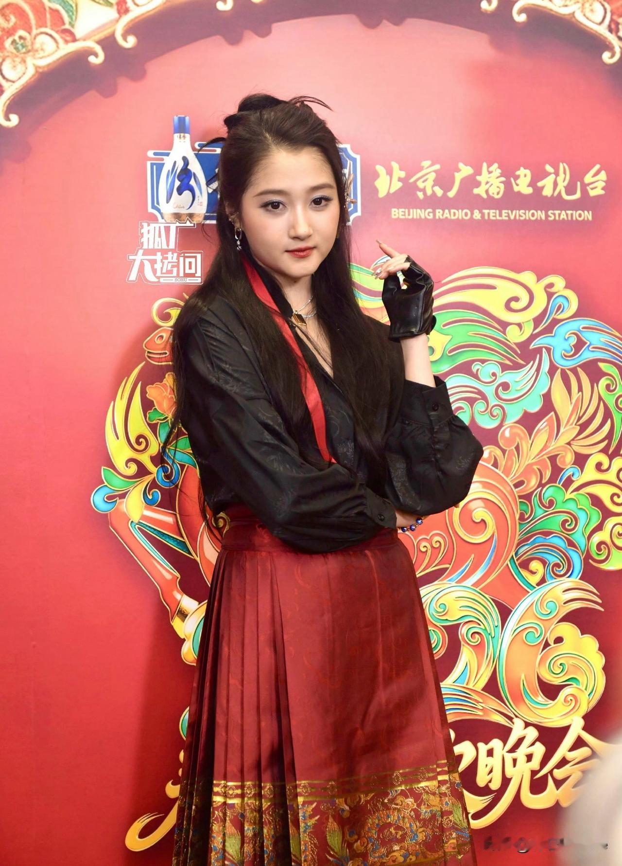 1月29日，关晓彤马面裙烟熏妆造型看到不少人说看到两眼一黑，再度质疑起关晓彤造