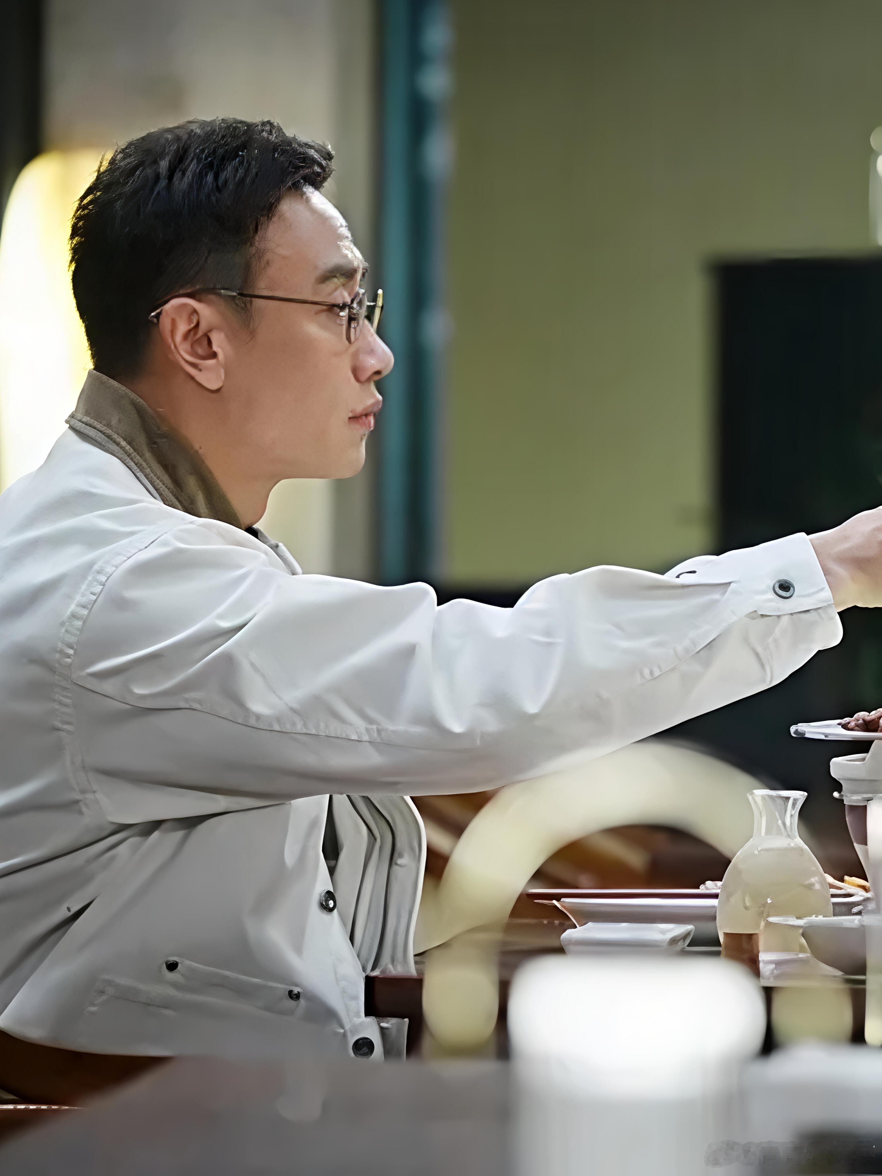 《蜜语纪》里，纪封的遭遇太坎坷。从国外历经不公回来，在浦荣饭店当总经理，却成光杆