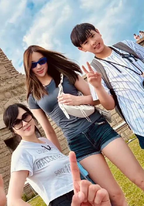 吴尊女儿居然才14岁，发育得也太猛了！看起来好成熟，穿一身紧身T恤配超短裤，身材