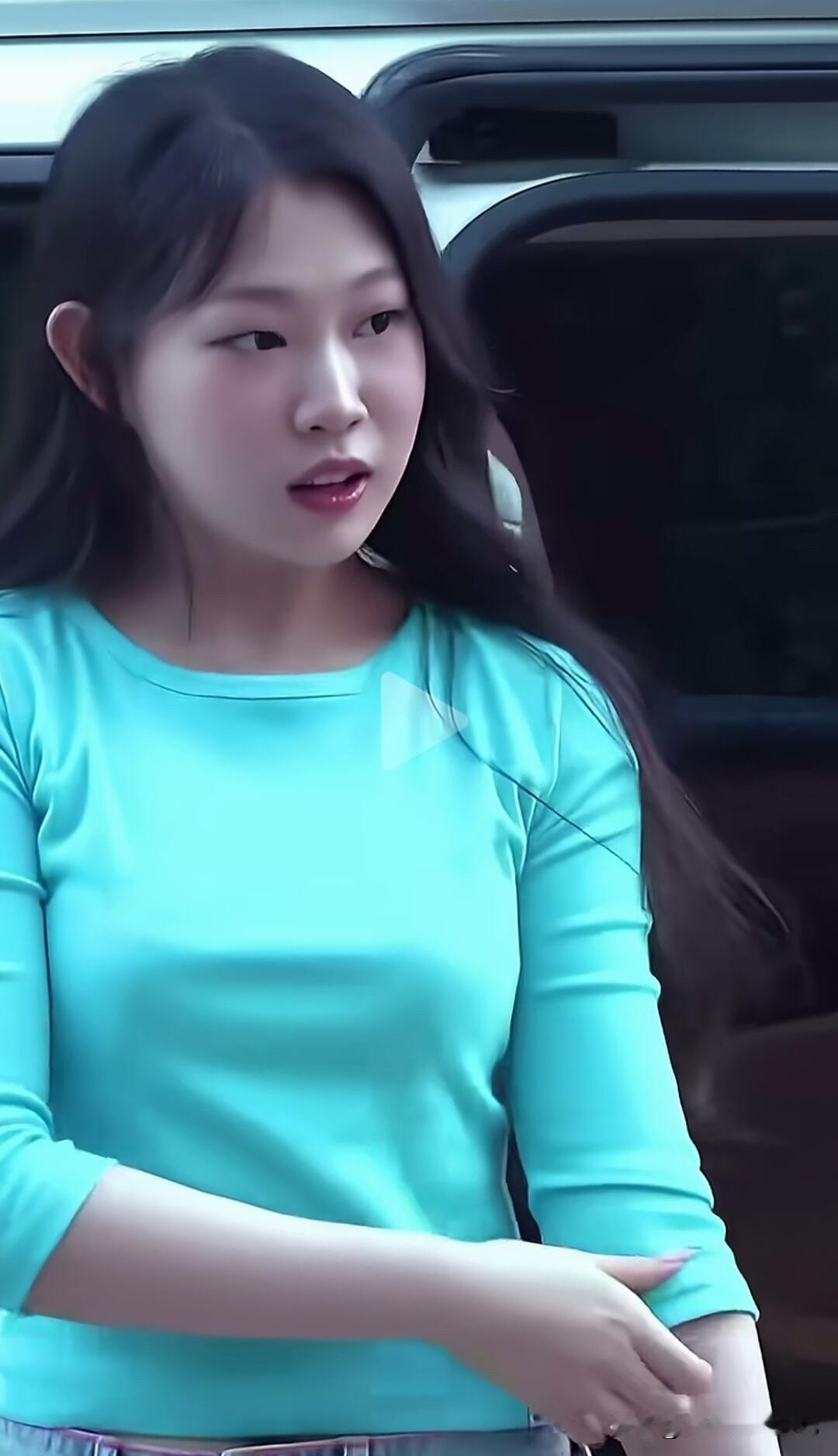 小沈阳的女儿沈佳润即使是在化浓妆的情况下，也长得比较一般，小眼睛，长得像爸爸，五