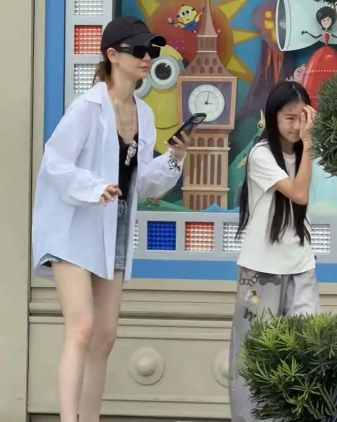 戚薇李承铉一家度假，11岁Lucky身高160染紫发，3岁儿子肉脸像妈​​​