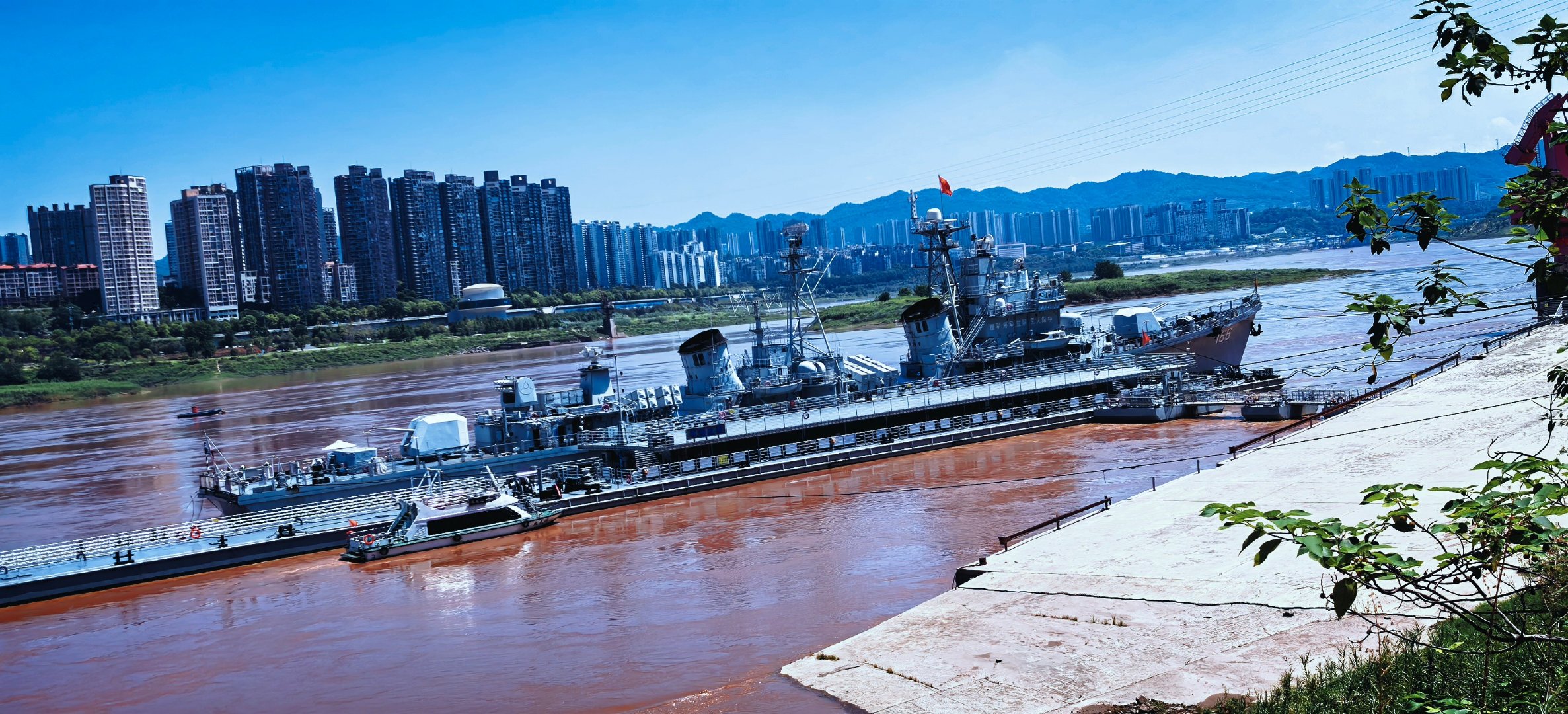 人民海军退役166号051G2型驱逐舰，换装双100mm口径舰炮带装甲防护和隐身设定，2x8组鹰击8