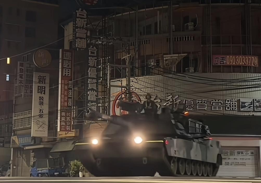哈哈哈哈，太刺激了！深夜台北街头，战车全出动！这紧张的气氛一下就上来了！看见没，