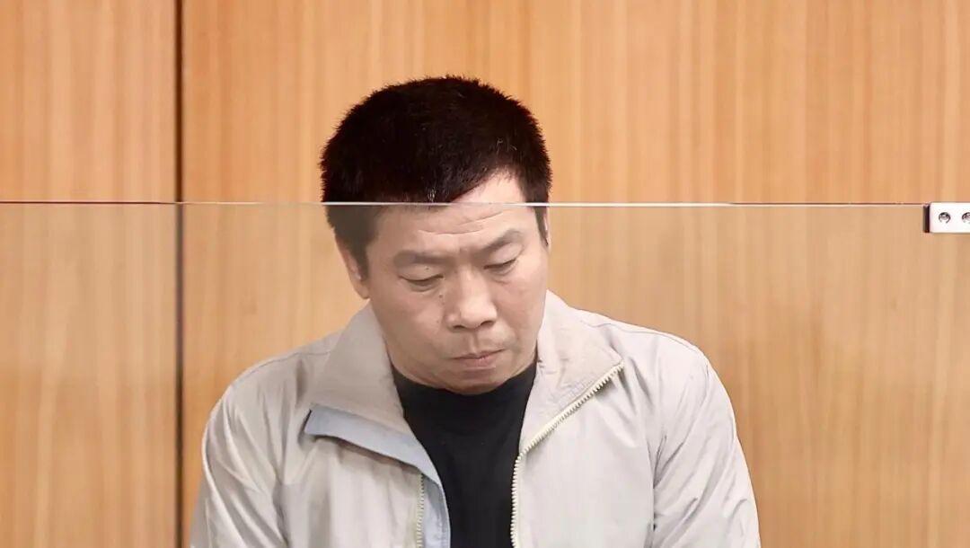 一中国男子新西兰建筑工地打工，犯下入室性侵大案，逃回中国，在新加坡打工时被抓，引