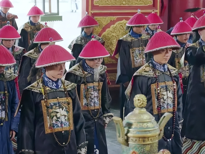 乾隆问候一个大臣：“你每天这么早来上朝，在家吃早餐了吗？”大臣说吃了，乾隆又好奇