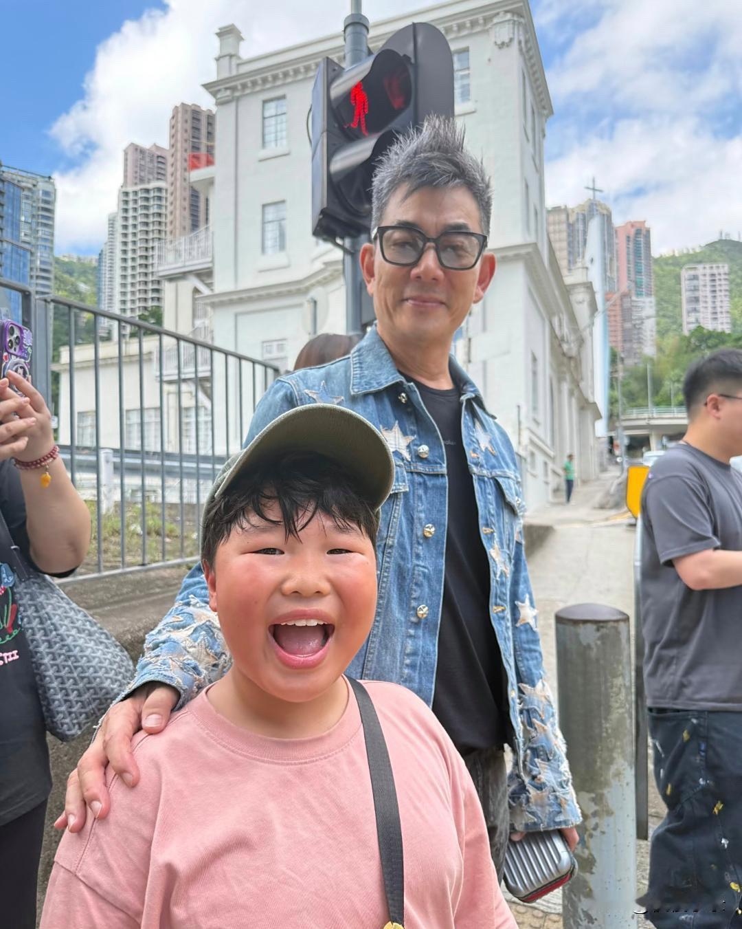 59岁任贤齐现身香港中环街头，他染了一头银发，穿衣打扮很酷，面容苍老了好多！[灵