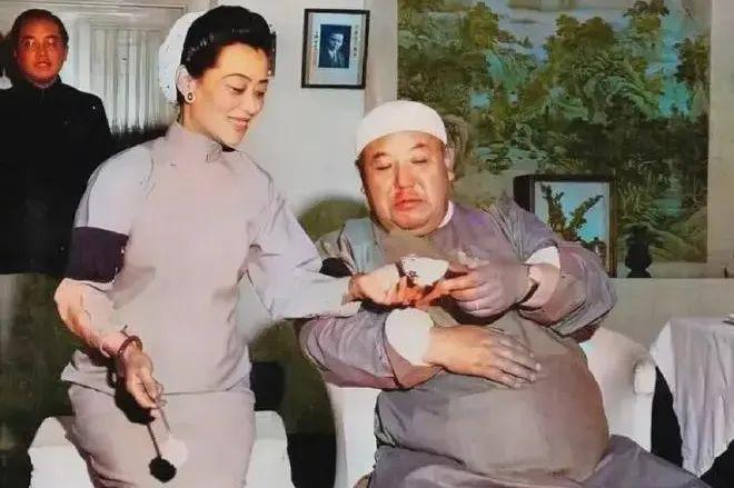 1956年，逃到美国后的马鸿逵，挺着腐败的大肚子，享受着小姨太给他做的奶酪，主政