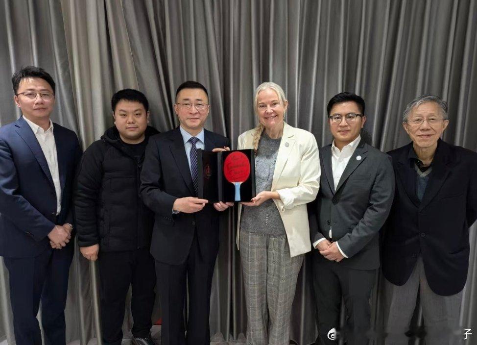 佩特拉·索林向乒博馆移交马克龙签名球拍🏓该球拍是马克龙总统近日到访四川成都观摩