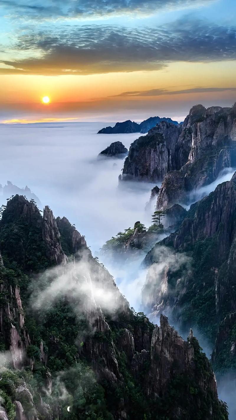 上联：脚踏三山五岳，诚邀下联？下联：心怀万事千秋。脚踏三山五岳，展望千河万壑。朋
