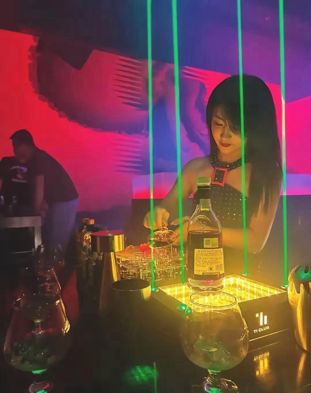 KTV里有位超厉害的女前辈，性格放得开又能喝能玩，工资是旁人的两三倍，妥妥的店里