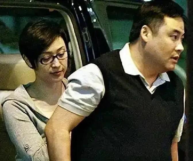 42岁的陈法蓉，手握2亿身家，正准备嫁给“十亿富豪”朱明。她以为是豪门阔太的剧