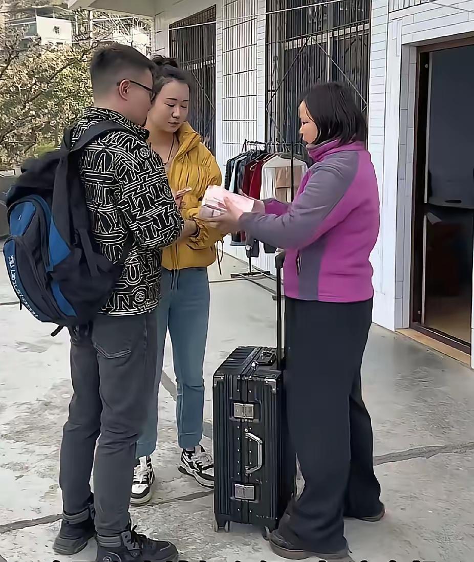 女儿偷偷给上门女婿拿钱，竟然被丈母娘一把拿走了，可丈母接下来的举动，却让上门女婿