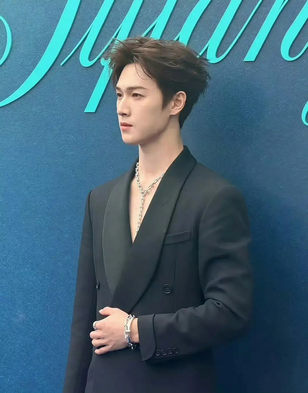 出席同一活动，李昀锐和王星越谁的状态更好？