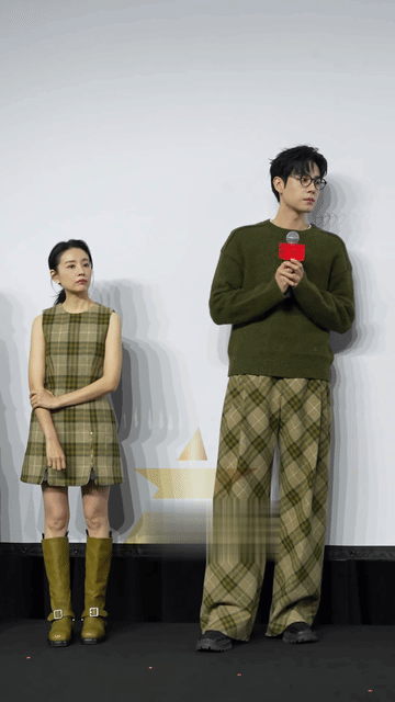 董洁看起来好弱小无助……这算是最萌身高差吗？其实，董洁抬头一脸困惑的看着胡一天的