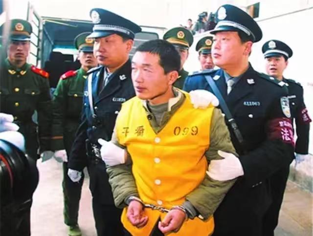 2003年，河南一个农家后院，挖出了17具少年骸骨。邻居们做梦都没想到，那个沉默