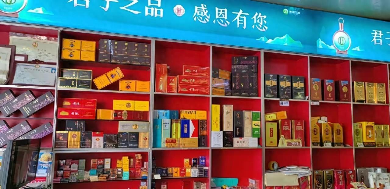说个真事儿，昨天楼下烟酒店老板跟我倒苦水，说店里现在最难卖的，不是那些几百块的名