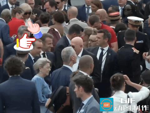 当马克龙和妻子决定分头行动时，自由的场景就开始了，马克龙和妻子在盛大的庆祝日忙的