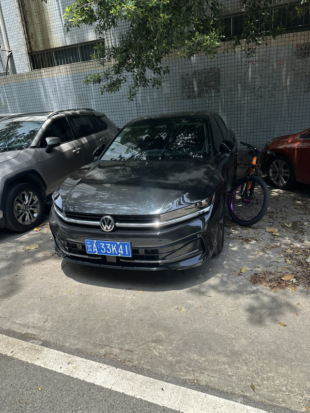 迈腾B9380尊贵版提车快一年了，整体来说这个车还是很不错的，没有加大麦包，少