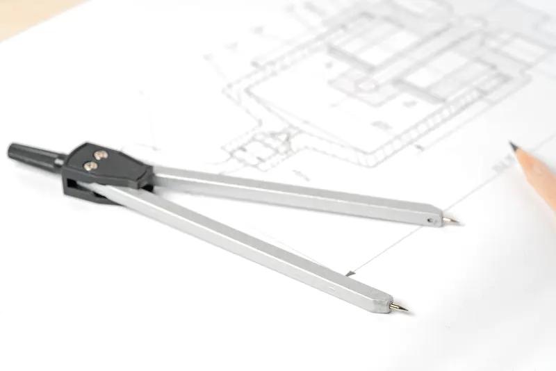 开会时，隔壁部门两个同事为方案争得面红耳赤，会议室里火药味渐浓。坐在角落的李