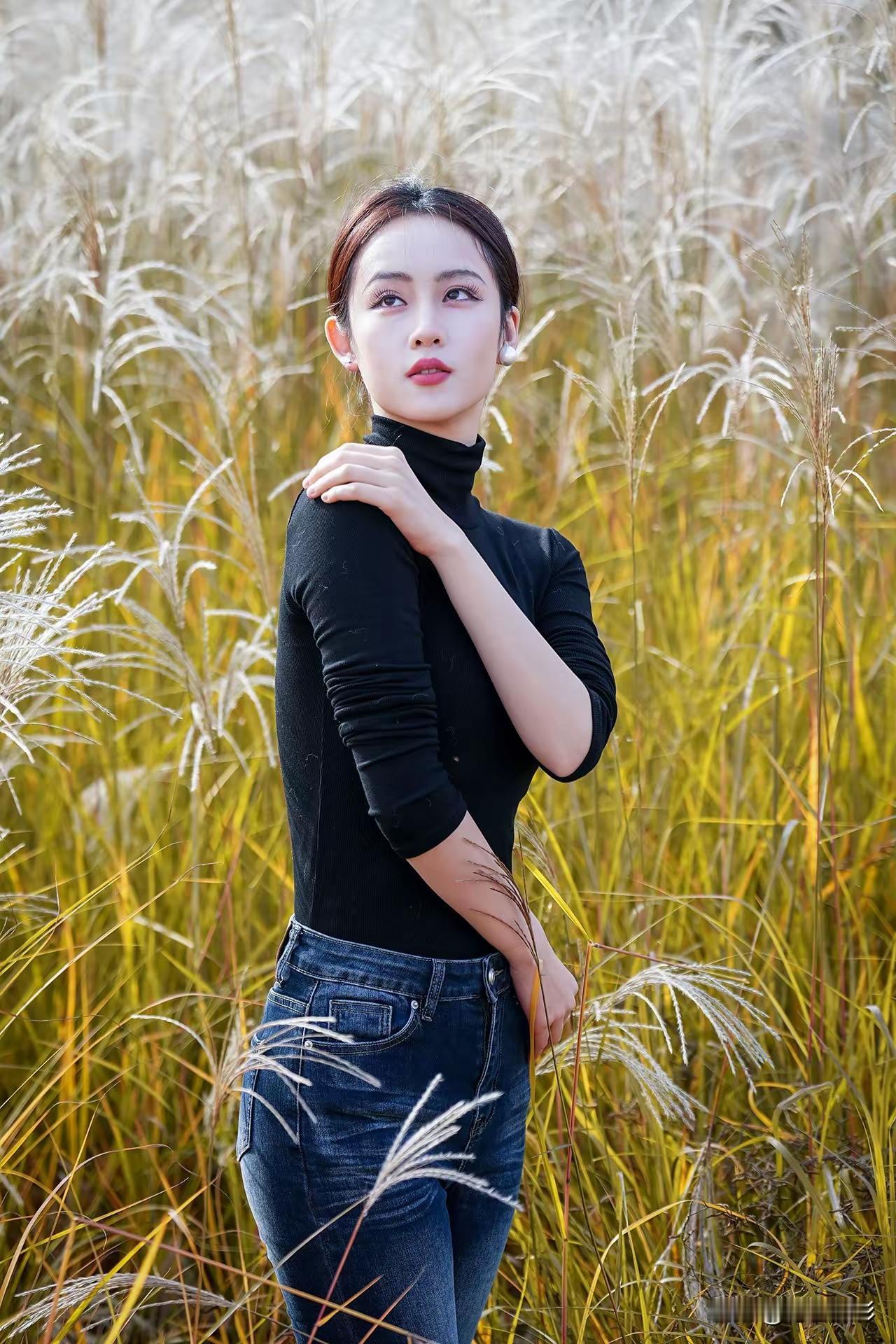 有些人与你朝夕相处，却始终隔着无形的墙，像同一屋檐下的平行线。而有些人，只是在人